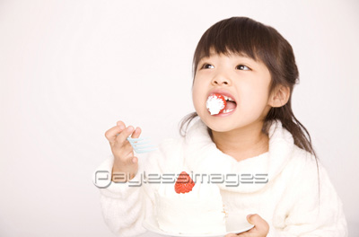 ケーキを食べる女の子 ストックフォトの定額制ペイレスイメージズ