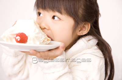 ケーキを食べる女の子 商用利用可能な写真素材 イラスト素材ならストックフォトの定額制ペイレスイメージズ