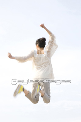 ジャンプする女性 商用利用可能な写真素材 イラスト素材ならストックフォトの定額制ペイレスイメージズ