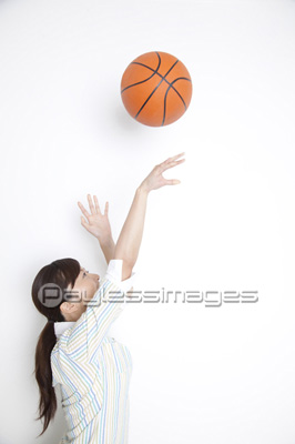 バスケをする女性 商用利用可能な写真素材 イラスト素材ならストックフォトの定額制ペイレスイメージズ
