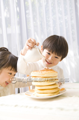 ホットケーキを食べる子供 ストックフォトの定額制ペイレスイメージズ