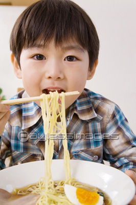 ラーメンを食べる男の子 商用利用可能な写真素材 イラスト素材ならストックフォトの定額制ペイレスイメージズ