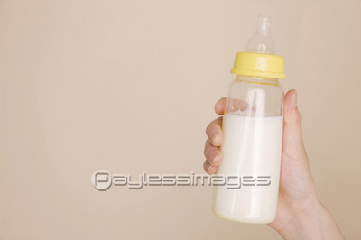 哺乳瓶 商用利用可能な写真素材 イラスト素材ならストックフォトの定額制ペイレスイメージズ