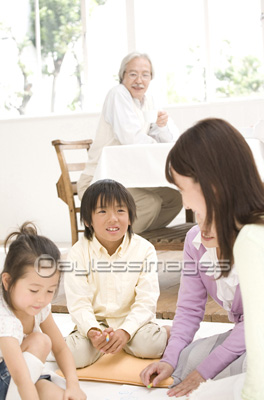 家族団欒 商用利用可能な写真素材 イラスト素材ならストックフォトの定額制ペイレスイメージズ