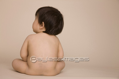 床に座る赤ちゃんの後姿 商用利用可能な写真素材 イラスト素材ならストックフォトの定額制ペイレスイメージズ