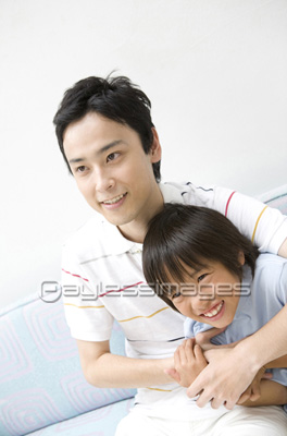 息子の肩を抱く父親 ストックフォトの定額制ペイレスイメージズ