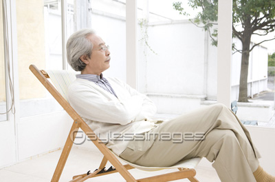 椅子に座るシニア男性 商用利用可能な写真素材 イラスト素材ならストックフォトの定額制ペイレスイメージズ