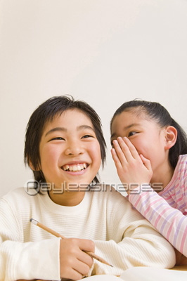 耳打ちをする子供 商用利用可能な写真素材 イラスト素材ならストックフォトの定額制ペイレスイメージズ