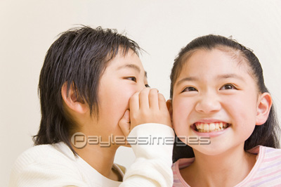 耳打ちをする子供 商用利用可能な写真素材 イラスト素材ならストックフォトの定額制ペイレスイメージズ