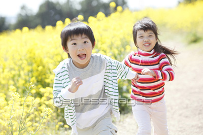 菜の花畑と子供 商用利用可能な写真素材 イラスト素材ならストックフォトの定額制ペイレスイメージズ