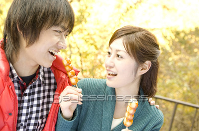 腕組みをするカップル 商用利用可能な写真素材 イラスト素材ならストックフォトの定額制ペイレスイメージズ