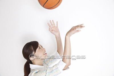 バスケットボールと女性 商用利用可能な写真素材 イラスト素材ならストックフォトの定額制ペイレスイメージズ