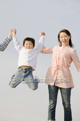 手を繋いで歩く親子の後ろ姿 商用利用可能な写真素材 イラスト素材ならストックフォトの定額制ペイレスイメージズ