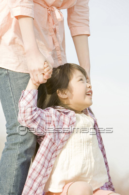 抱きしめる親子 商用利用可能な写真素材 イラスト素材ならストックフォトの定額制ペイレスイメージズ