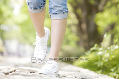 スニーカーで歩く女性の足元 商用利用可能な写真素材 イラスト素材ならストックフォトの定額制ペイレスイメージズ スニーカーで歩く女性の足元 商用利用可能な写真素材 イラスト素材ならストックフォトの定額制ペイレスイメージズ