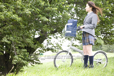 自転車に乗る女子高生 ストックフォトの定額制ペイレスイメージズ