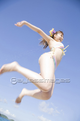 ジャンプする水着姿の女性 商用利用可能な写真素材 イラスト素材ならストックフォトの定額制ペイレスイメージズ
