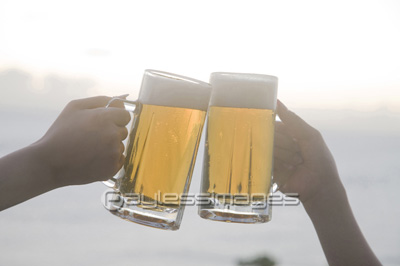 ビールで乾杯をする2人の女性の手元 商用利用可能な写真素材 イラスト素材ならストックフォトの定額制ペイレスイメージズ