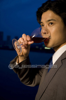 ワインを飲む男性 商用利用可能な写真素材 イラスト素材ならストックフォトの定額制ペイレスイメージズ ワインを飲む男性 商用利用可能な写真素材 イラスト素材ならストックフォトの定額制ペイレスイメージズ