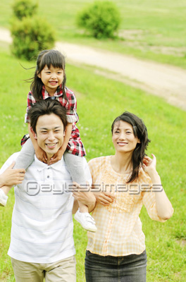 娘を肩車する父親と母親 商用利用可能な写真素材 イラスト素材ならストックフォトの定額制ペイレスイメージズ 娘を肩車する父親と母親 商用利用可能な写真素材 イラスト素材ならストックフォトの定額制ペイレスイメージズ