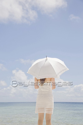 日傘を差す女性の後ろ姿 ストックフォトの定額制ペイレスイメージズ
