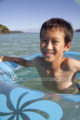 浮き輪で遊ぶ男の子 商用利用可能な写真素材 イラスト素材ならストックフォトの定額制ペイレスイメージズ