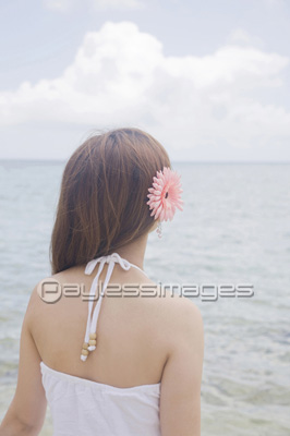 海を眺める女性の後ろ姿 商用利用可能な写真素材 イラスト素材ならストックフォトの定額制ペイレスイメージズ