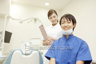 男性歯医者と女性歯科衛生士 ストックフォトの定額制ペイレスイメージズ