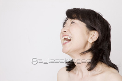 笑顔のシニア女性 商用利用可能な写真素材 イラスト素材ならストックフォトの定額制ペイレスイメージズ