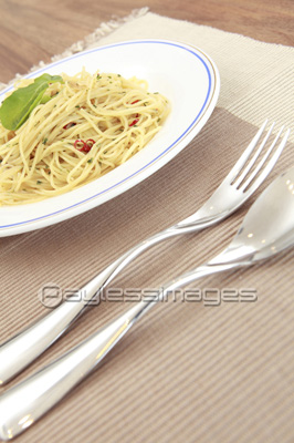 �ơ��֥���֤��줿�ѥ���