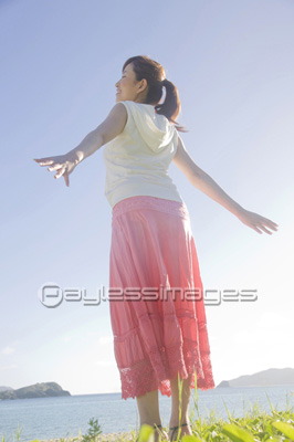 海辺の防波堤を歩く女性2人の後ろ姿 商用利用可能な写真素材 イラスト素材ならストックフォトの定額制ペイレスイメージズ