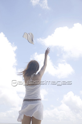 海辺に立つ女性2人の後ろ姿 商用利用可能な写真素材 イラスト素材ならストックフォトの定額制ペイレスイメージズ