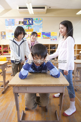 学校のいじめ 商用利用可能な写真素材 イラスト素材ならストックフォトの定額制ペイレスイメージズ