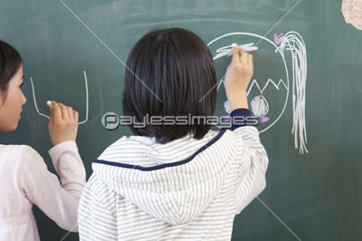 黒板に落書きする小学生女子 商用利用可能な写真素材 イラスト素材ならストックフォトの定額制ペイレスイメージズ