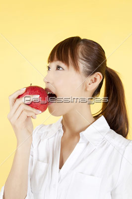 リンゴをかじる女性 商用利用可能な写真素材 イラスト素材ならストックフォトの定額制ペイレスイメージズ