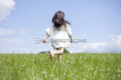 草原を走る女の子の後ろ姿 商用利用可能な写真素材 イラスト素材ならストックフォトの定額制ペイレスイメージズ