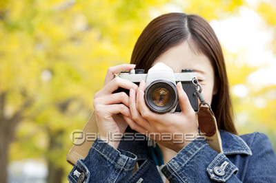 写真撮影する女性 商用利用可能な写真素材 イラスト素材ならストックフォトの定額制ペイレスイメージズ