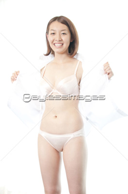 下着姿の女性 商用利用可能な写真素材 イラスト素材ならストックフォトの定額制ペイレスイメージズ