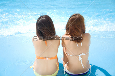 プールサイドに座る水着女性の後姿の写真 イラスト素材 Af9940034522
