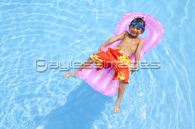 浮き輪でプールに浮かぶ水着姿の男の子 商用利用可能な写真素材 イラスト素材ならストックフォトの定額制ペイレスイメージズ