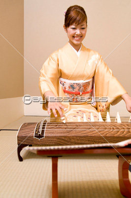 琴を弾く女性 ストックフォトの定額制ペイレスイメージズ