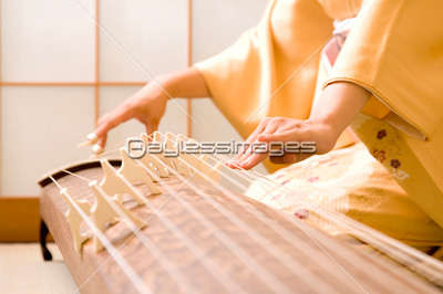 琴を弾く女性の手元 ストックフォトの定額制ペイレスイメージズ