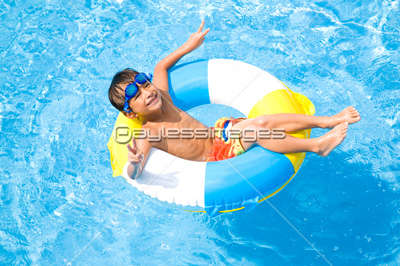 プールで遊ぶ男の子 商用利用可能な写真素材 イラスト素材ならストックフォトの定額制ペイレスイメージズ