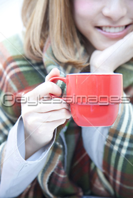 マグカップを持つ女性 商用利用可能な写真素材 イラスト素材ならストックフォトの定額制ペイレスイメージズ
