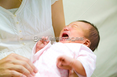 赤ちゃんを抱っこする母親