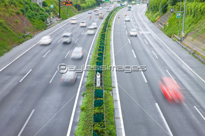 高速道路を走る車