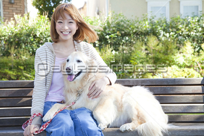 公園のベンチに座る犬と女性 商用利用可能な写真素材 イラスト素材ならストックフォトの定額制ペイレスイメージズ