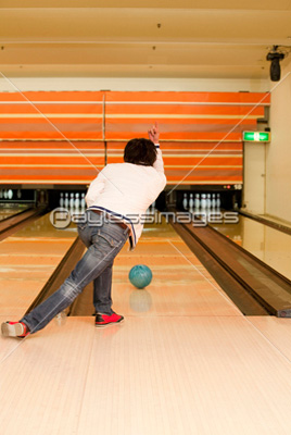 ボウリングをする男性の後ろ姿 商用利用可能な写真素材 イラスト素材ならストックフォトの定額制ペイレスイメージズ