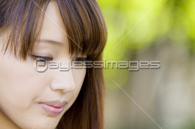 俯く女性 商用利用可能な写真素材 イラスト素材ならストックフォトの定額制ペイレスイメージズ