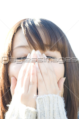 くしゃみをする女性 ストックフォトの定額制ペイレスイメージズ